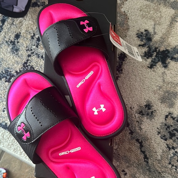 Adidas slides - Picture 1 of 2